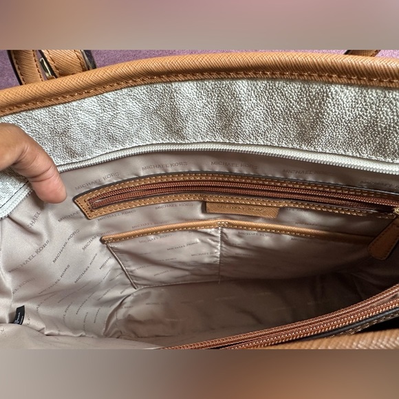 Michael Kors Jet Set Medium Leather Shoulder Bag - Picture 7 of 8